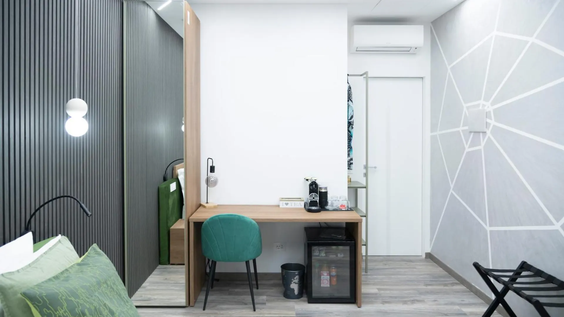 New Luxury Rooms Rome 0*,  Italy