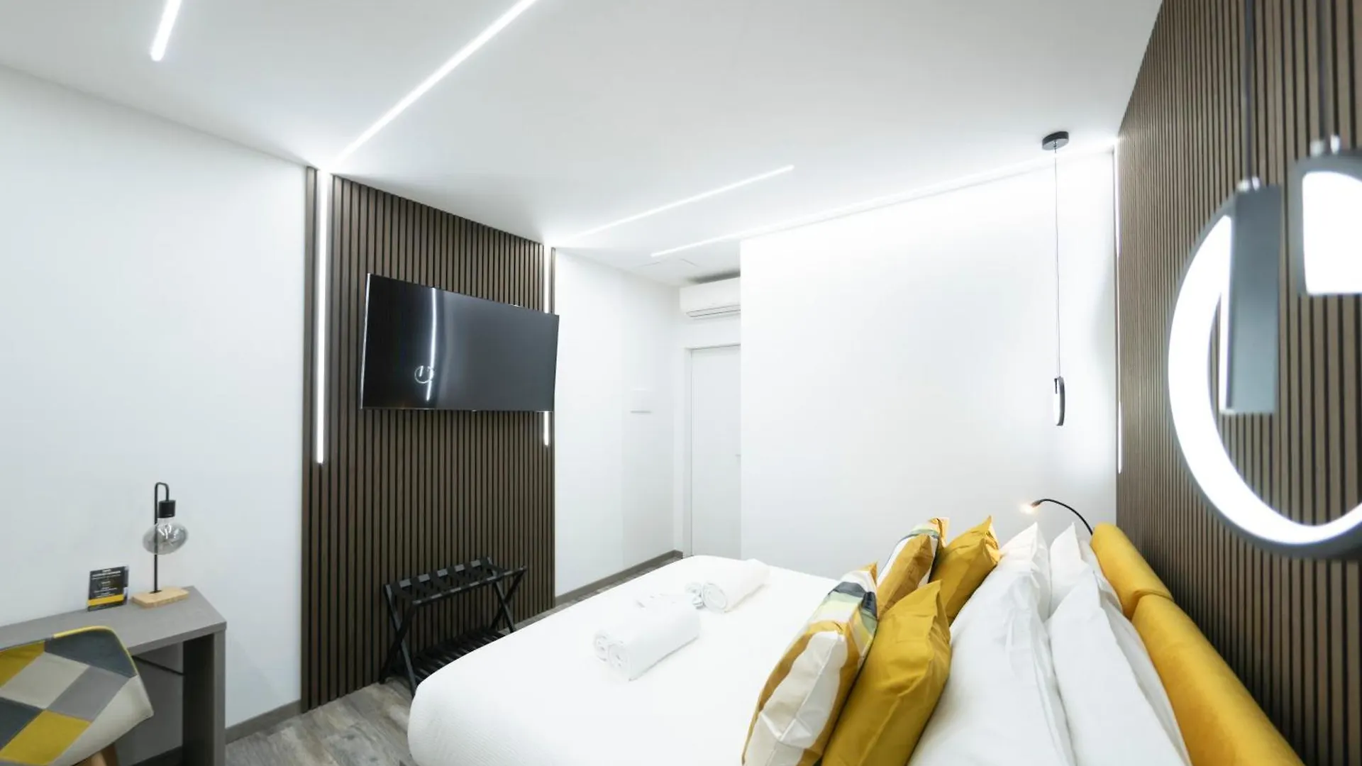 New Luxury Rooms Rome 0*,  Italy