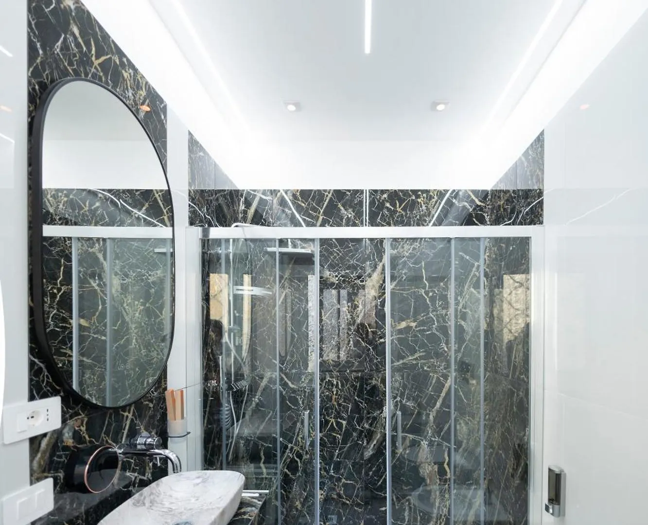 New Luxury Rooms Rome 0*,  Italy